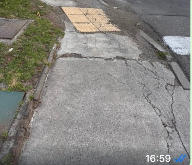 Foto enviada por un cliente: vereda agrietada y pavimento deteriorado